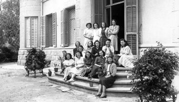 1948_Maria Raventos amb les noies de la Residència